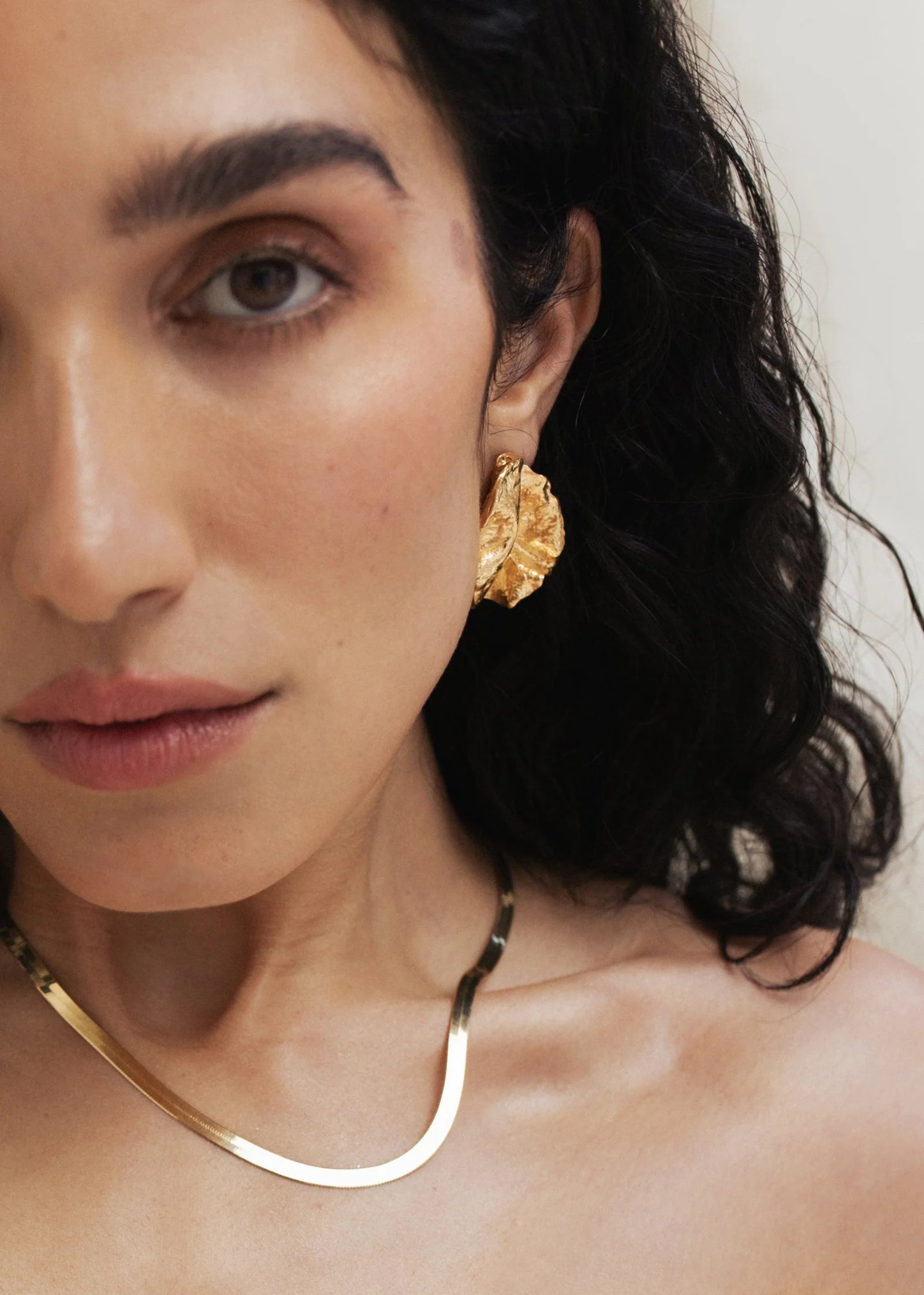 Coming Alive of Sculpture Earrings - Gold